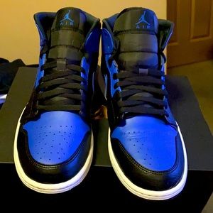Air Jordan 1 mid Hyper Royal